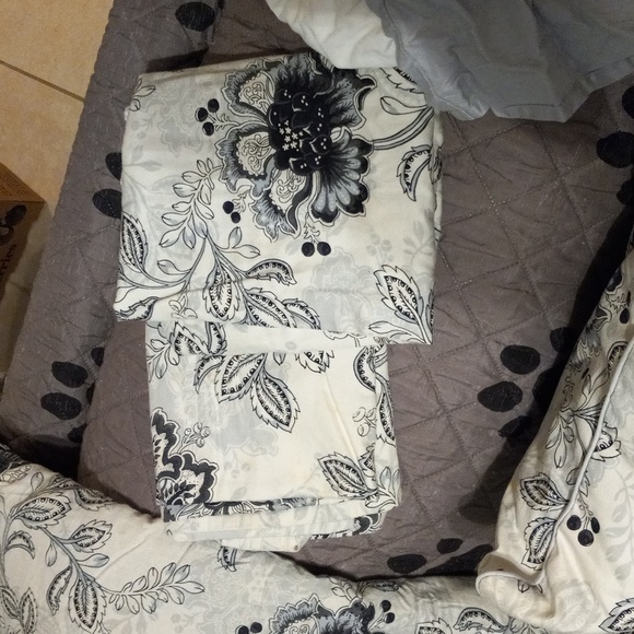 Queen Floral Comforter Set - Picture 6 of 10